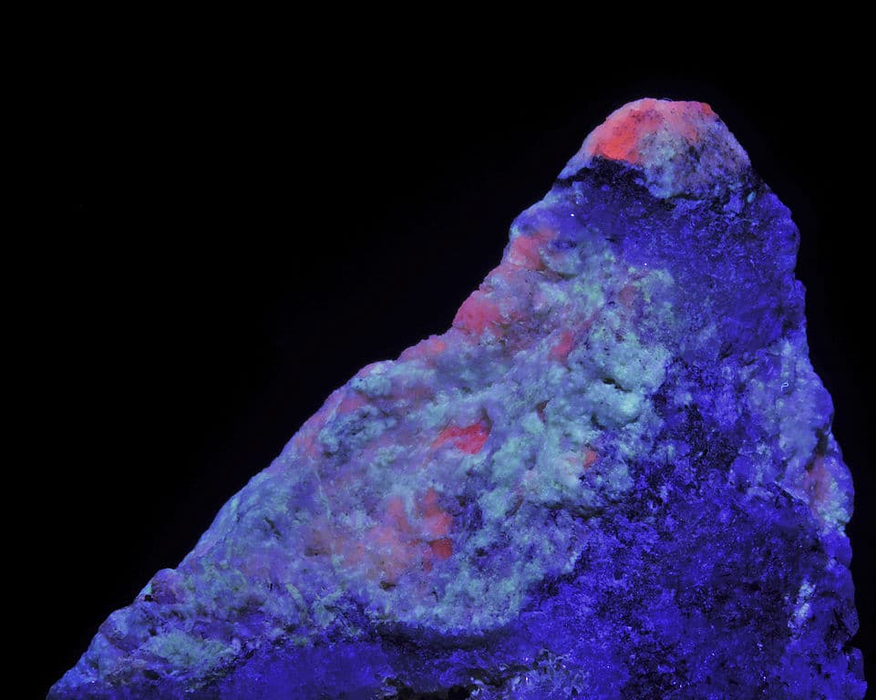 tugtupite - gemstone luminescence