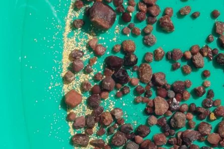 Colorado gemstones - Garnets and gold